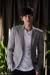 组图：《钱多多》曝朴海镇定妆照 首演职场熟男