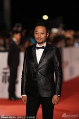 组图：《一九四二》剧组走红毯 张涵予西装帅气