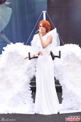 组图：杨丞琳签唱会砸百万 化身天使登场