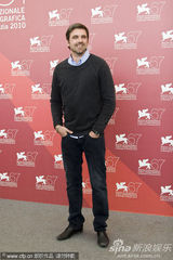 《三》媒体见面会 苏菲-罗艺斯获两男星揽腰护花