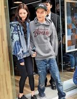组图：陈冠希带小女友逛街 十指紧扣秀恩爱