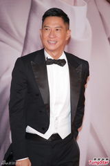 组图：张家辉黑燕尾服现身红毯 复古帅气