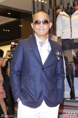 组图：梁朝伟新造型变秃头 亮相某品牌开幕礼