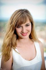 高清组图：法国女星露易丝-布尔昆白裙清纯亮相