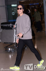 组图：郑宇穿运动装返韩 亲和微笑善待粉丝