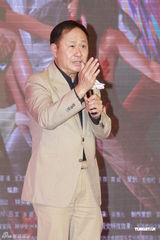 组图：《东成西就》深圳宣传 黄奕白发造型亮相