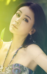 组图：齐千郡拍秋日温暖写真 优雅清新似丛林仙子