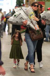 高清图：苏瑞陪母亲选平安夜鲜花 穿雨鞋挤眉弄眼