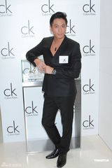 组图：徐子珊坚称未整容 吴卓羲真空西装秀性感