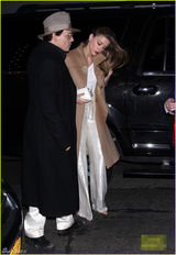 组图：德普戴黑超嘴角微扬 未婚妻艾梅柏傲气足