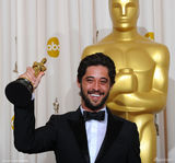 高清图：奥斯卡颁奖礼后台 阿曼达庆贺宾汉姆拿奖