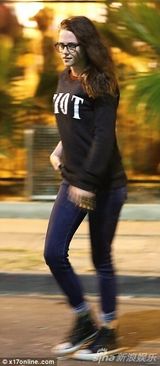 组图：暮光女现身万圣节公园 没精打采两眼无神