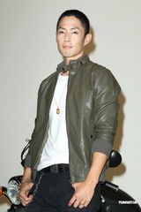 组图：吴建豪和女友感情稳定 与安心亚首合作广告