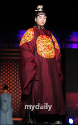 组图：韩片《后宫》6月上映 赵汝珍金东旭古装亮相