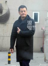 组图：李亚鹏吃饭遇疑老乡 被求合影显无奈