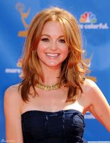 高清图：艾美奖红毯 杰斯-琳吉斯深蓝露肩礼服