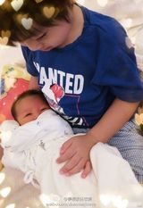 组图：Kimi成长全纪录 和妈妈啃饼干跟爸爸学车