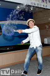 组图：韩谐星金秉万卢宇镇出席公益活动