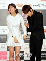 组图：韩性感女星Clara宣传新剧 深V纱裙秀巨乳