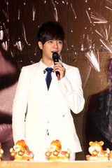 幻灯图：罗志祥专辑破纪录庆功 获赠“金猪公”