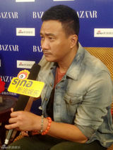 组图：胡军明星慈善夜专访 随性着装硬汉范儿