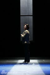 幻灯图：新《毒药》拼演技 无导向性主题引争议