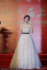 组图：上海电影节金荷娜裸色长裙秀优雅身姿