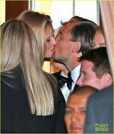 组图：莱昂纳多夺影帝意气风发 激吻90后女友