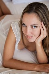 组图：美国军嫂争相拍火辣照 欲向丈夫传情