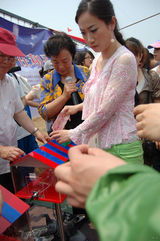 组图：芙蓉姐姐出席公益活动 放飞和平鸽露肉走光