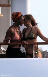 高清组图：菲姬游艇大秀比基尼 性感身材呼之欲出