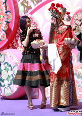 组图：杨千嬅亮相贺岁活动 桃花服饰优雅喜庆