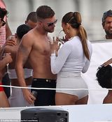 组图：珍妮弗洛佩兹紧身服短裤拍MV 肌肉男相伴