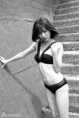 组图：日本模特杉本有美黑白沙滩写真