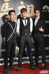 组图：任贤齐电影首映会 蓝心湄带伤站台力挺