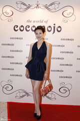 组图：董洁黑色短裙亮相活动为品牌剪彩