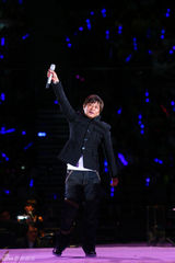 高清图：王杰北京开个唱 跪谢观众现场气氛热烈