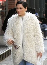 组图：Jessie J北极熊外套出街 心情晴朗笑容甜