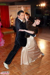 组图：众星为公益起舞 刘松仁拥妻妾艳福不浅