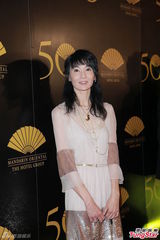 组图：张曼玉优雅透视裙现身笑容甜美