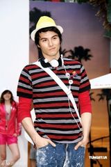 幻灯图：阳光型男凤小岳走秀大展运动风