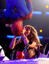 组图：《美偶》洛佩兹夫妇现场调情 蜘蛛侠倒挂索吻