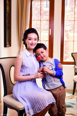 组图：王艳携子登封面分享亲子秘诀