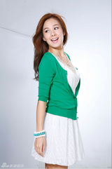 高清组图：蔡妍拍广告造型多变 歌迷全程力挺到底