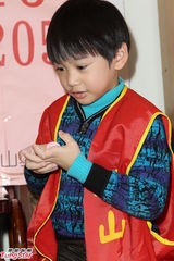 组图：小小彬一家五口关怀独居老人现场温馨