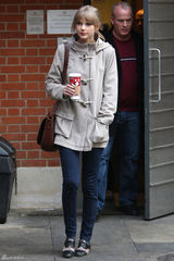 高清组图：泰勒-斯威夫特伦敦街拍马尾辫清新