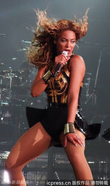 策划：女歌手秀M字腿露底狂舞 豪放火拼