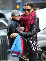 组图：米兰达-可儿皮衣亮相帅气 爱子戴鸭舌帽卖萌