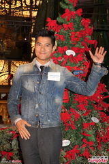 组图：郭富城享受秀肌肉 单身圣诞节与妈妈度过