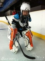 组图：于谦六岁儿子可爱搞怪照曝光